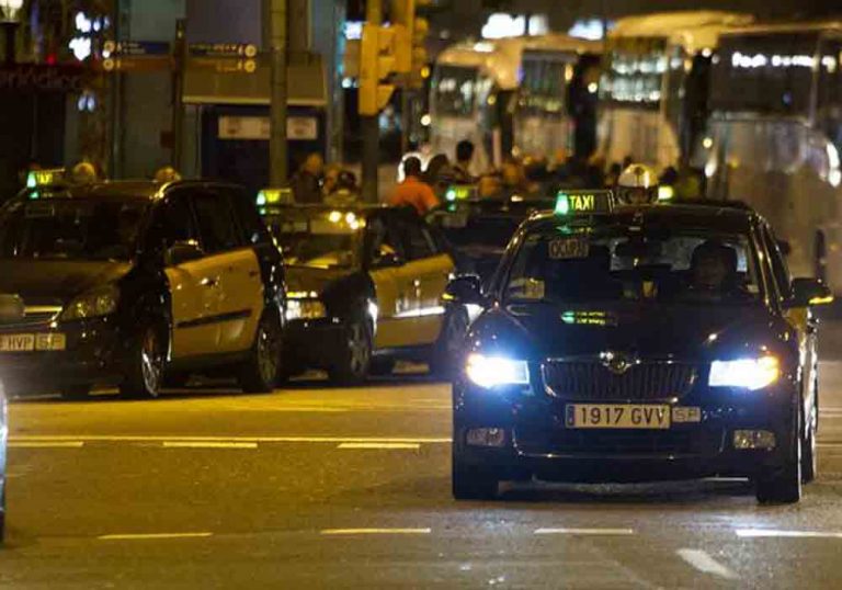Caravana nocturna de taxis en agradecimiento a Ada Colau