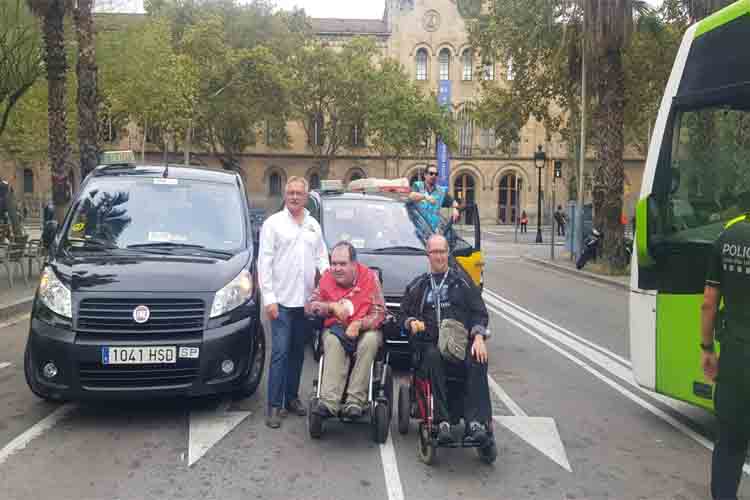 Élite Taxi Social asiste a la manifestación de personas con discapacidad