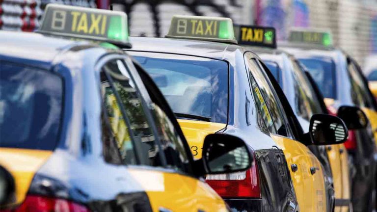 El taxi contra la plataformas que lo quieren derribar